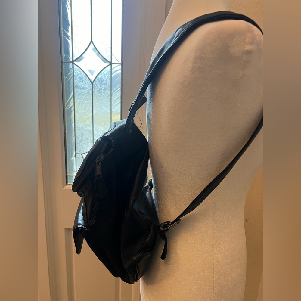 Vintage Frye Benchcrafted Leather Backpack – Black Distressed Leather 90’s - Picture 12 of 14